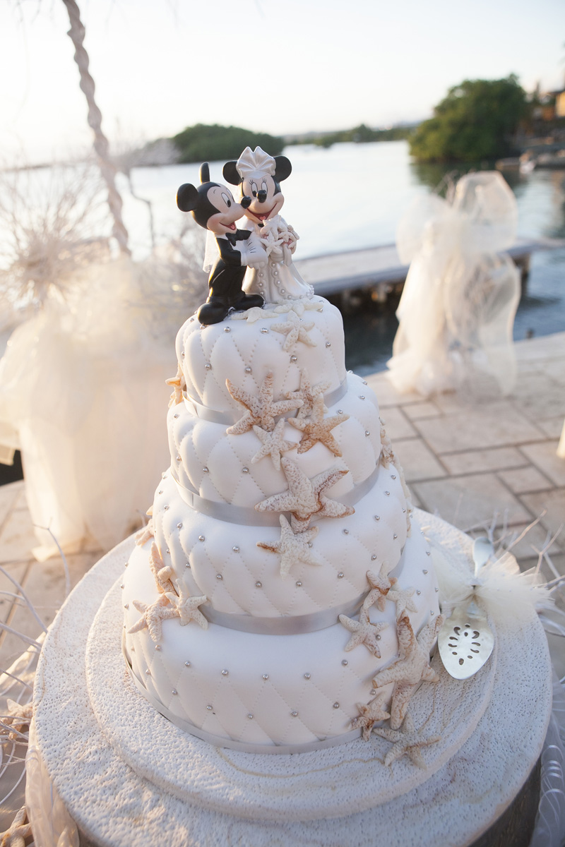 Elegant Wedding Cake with Starfish and Mickey Mouse Cake Topper | The Majestic Vision Wedding Planning | Villas Mar Azure in Ponce, PR | www.themajesticvision.com | Shay Cochrane Photography