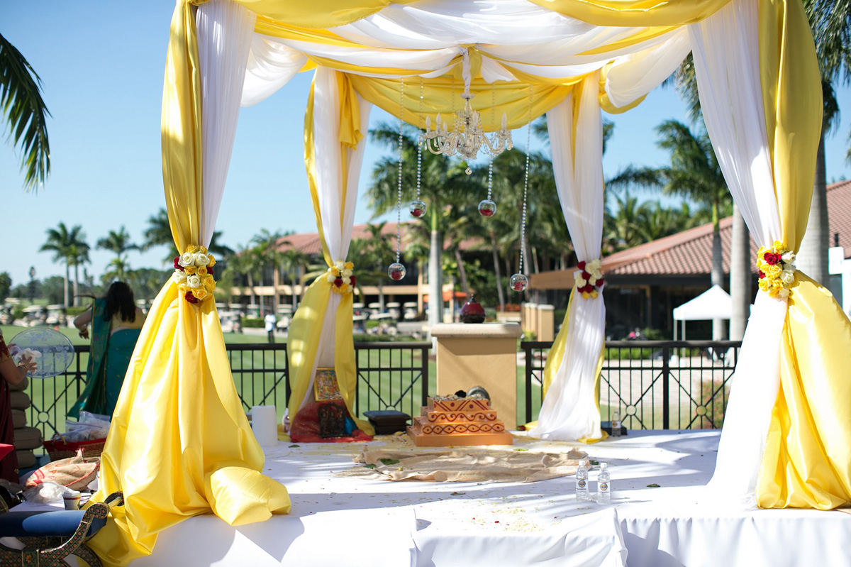 Yellow and White Mundap for Indian Wedding Ceremony | The Majestic Vision Wedding Planning | PGA National in Palm Beach, FL | www.themajesticvision.com | Haring Photography